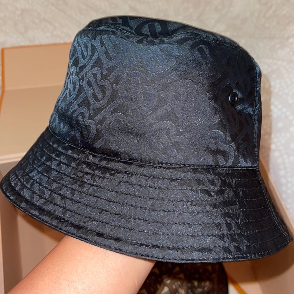 Burberry bucket hat
